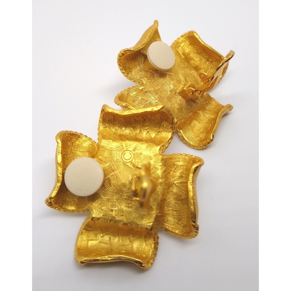 Brushed gold tone with faux pearl earrings - Picture 3 of 3